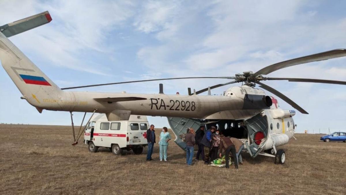 Разбившегося на велосипеде мальчика доставили вертолетом в Саратов после операции