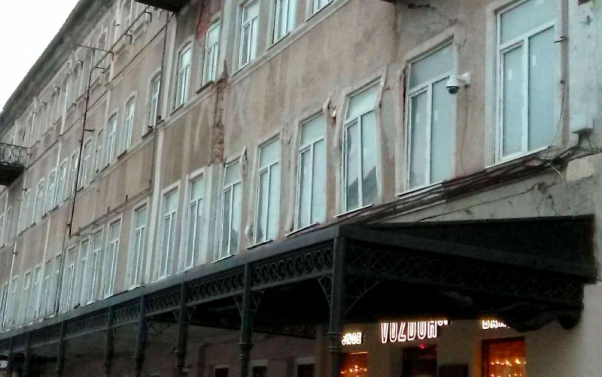 Здание на главной пешеходной улице Саратова трещит по швам: общественники и архитекторы боятся большой трагедии