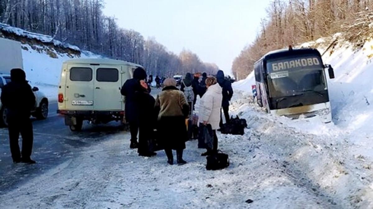 Под Саратовом произошло ДТП с участием 2 грузовиков и пассажирского автобуса