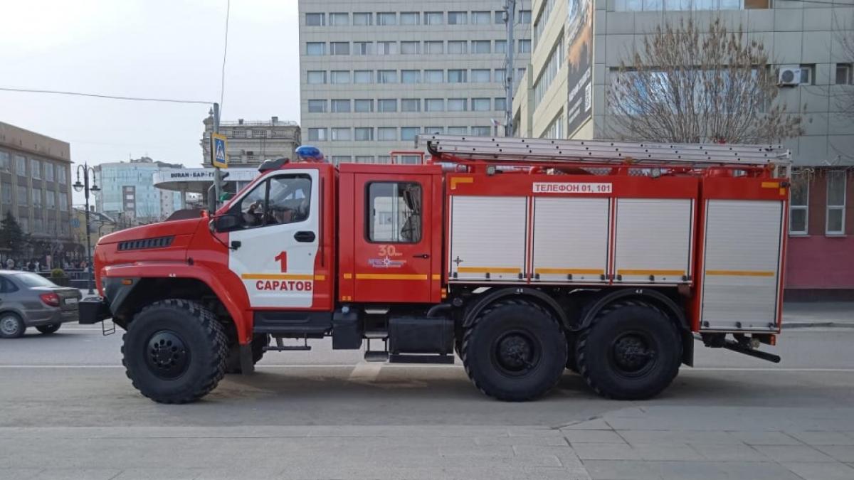 В Саратове горящую квартиру в высотке на Гвардейской тушили 2 пожарных расчета