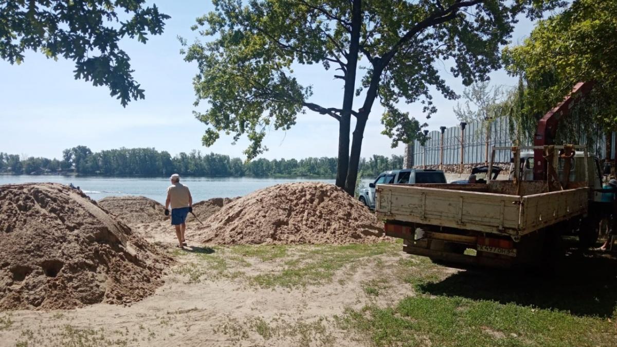 Депутат Калинин помог жителям Елшанки благоустроить бесплатный пляж