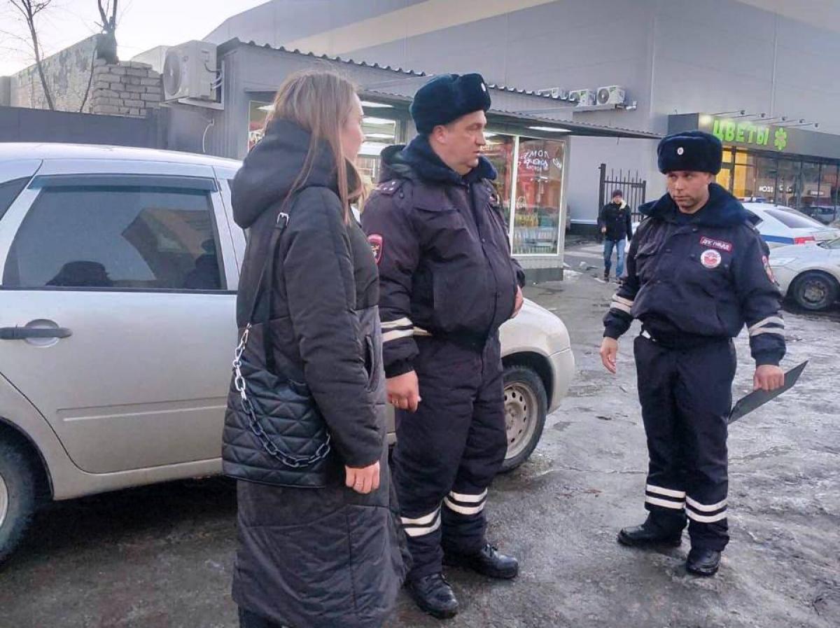 В микрорайоне Авиатор наказали любителей парковаться на тротуарах