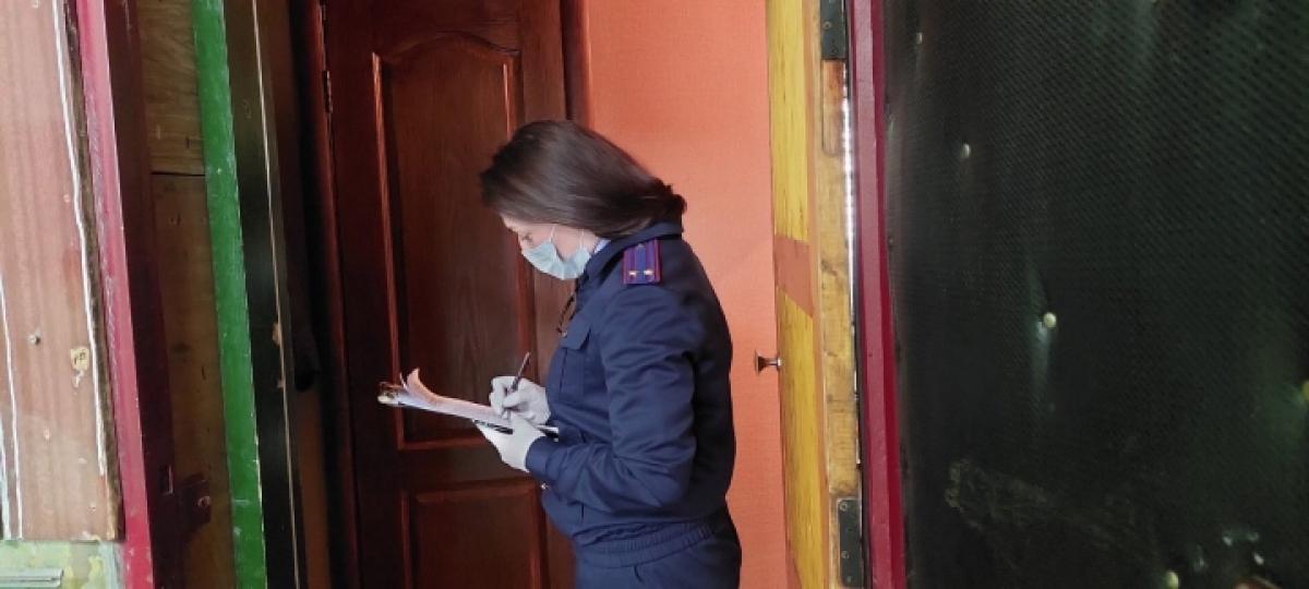 В саратовской квартире обнаружили труп женщины: спасателей вызвали соседи