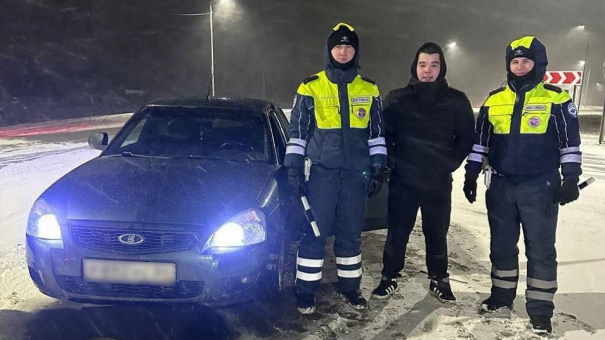 Инцидент на трассе под Энгельсом: водителя спасли полицейские
