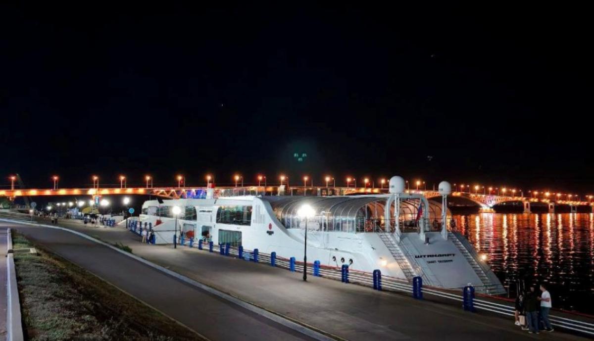 Элитный 4-палубный электроход «Штандарт» причалил в Саратове