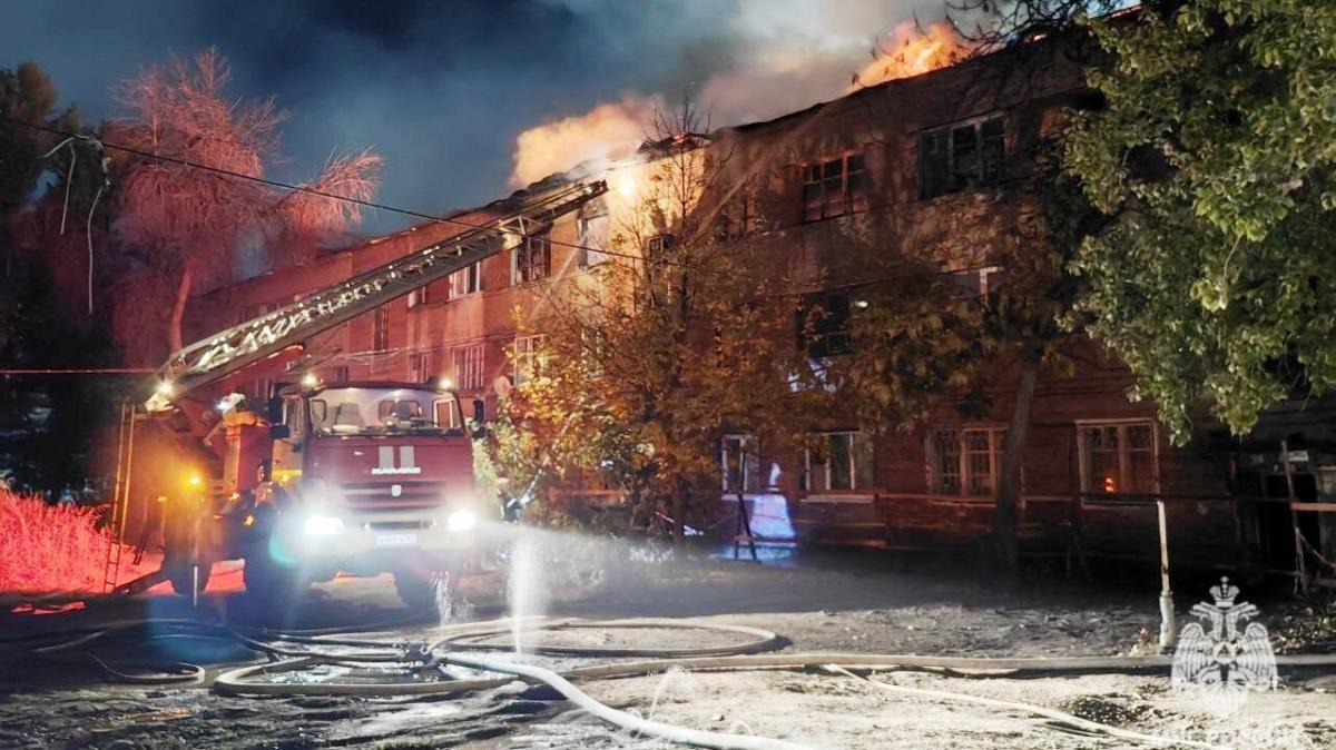 Власти Энгельса прокомментировали крупный пожар в 3 домах Летки