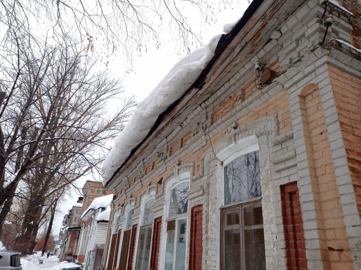 Падение наледи с крыши на 18-летнего саратовца – комментарий Кировской райадминистрации