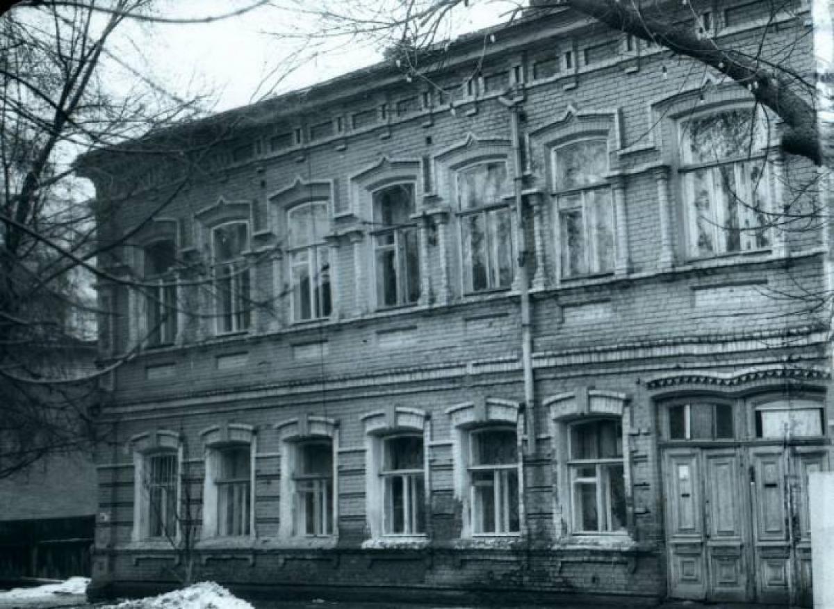 «Прошу придать огласке факт издевательства органов МСУ»: жители центра Саратова уже год живут в руинах без крыши