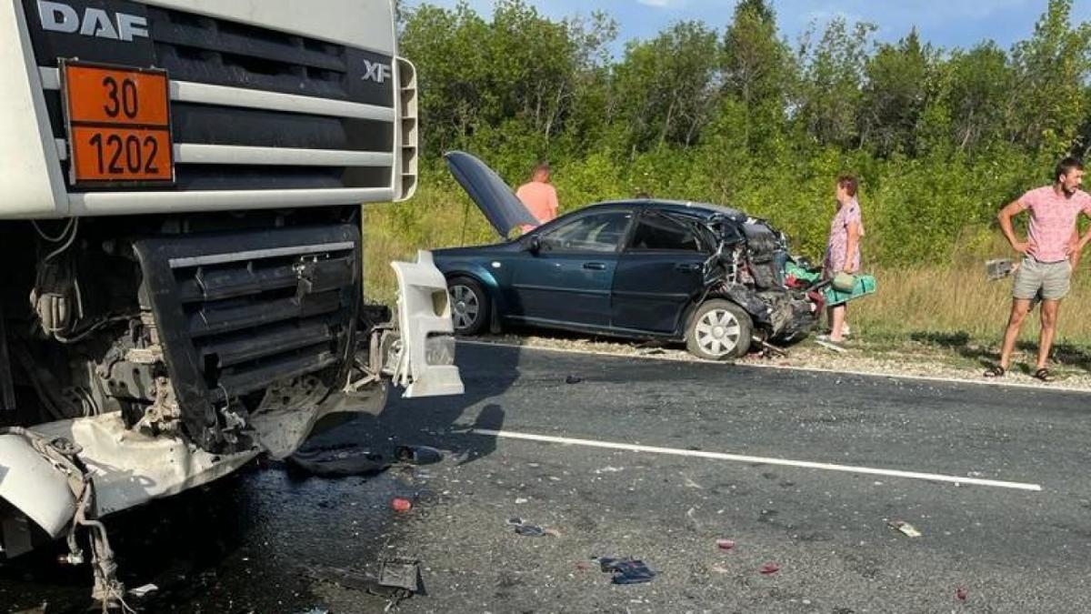 5-летний мальчик покалечился в массовом ДТП с участием трех легковушек и  бензовоза