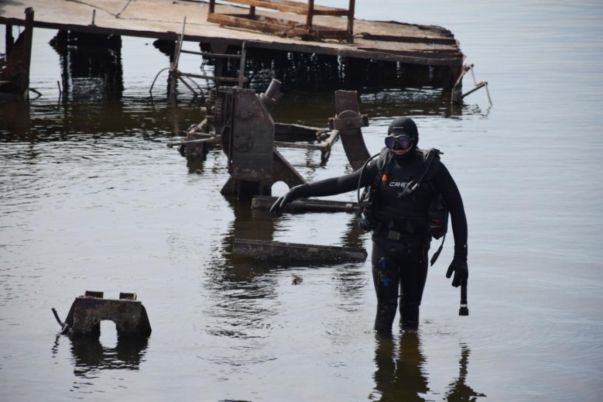 У берега Саратова водолазы ищут затонувшие суда, чтобы расчистить дно Волги для новой набережной