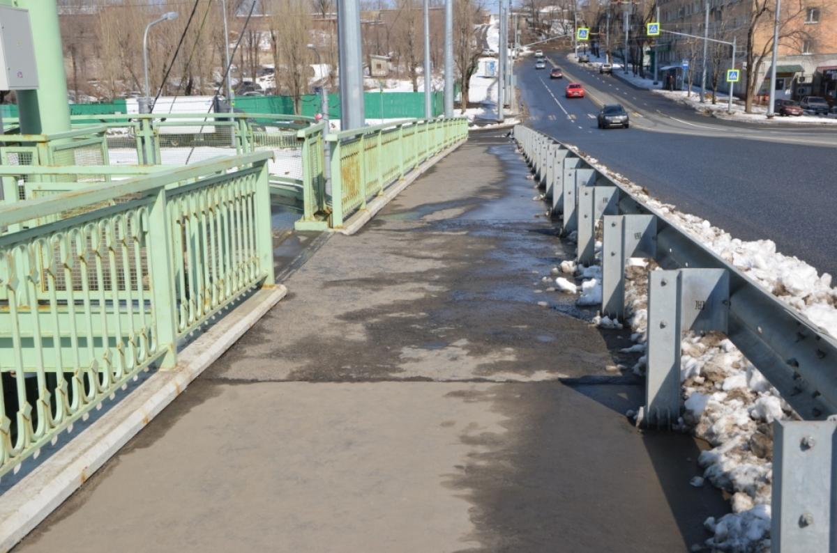 Трофимовский мост после зимы: дефекты на асфальте, провал на пешеходной зоне