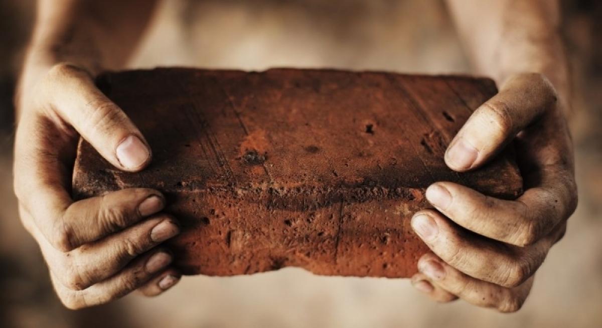 Ударил кирпичом и сжег одежду: девушка чудом выжила после встречи с насильником в Ленинском районе