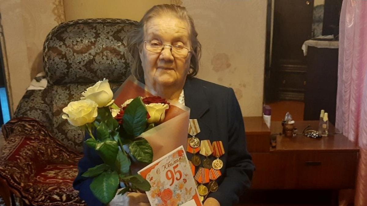 Путин поздравил с 95-летием труженицу тыла из Саратовской области