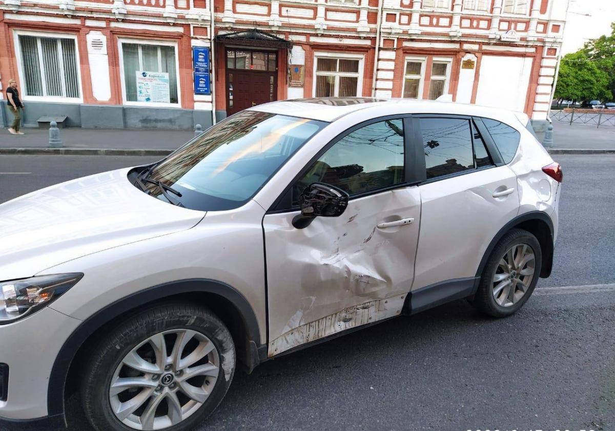 На Московской в столкновении с «Маздой» пострадал байкер на «Сузуки»