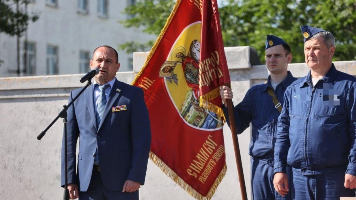 Калинин вручил лётчикам гвардейского авиаполка стяг с ликом Святого Дмитрия Донского