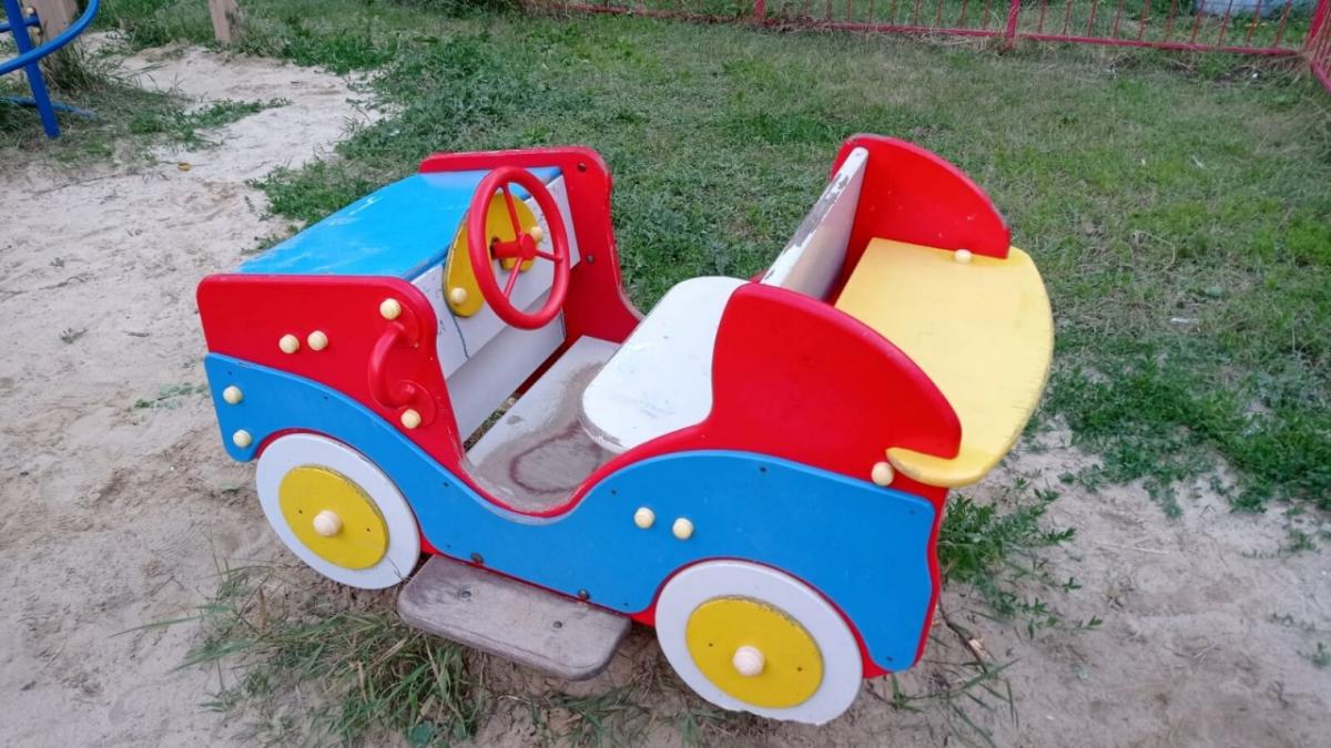 «Не стесняйтесь в комментариях»: власти Энгельса убирают заросли и сорняки с детских площадок