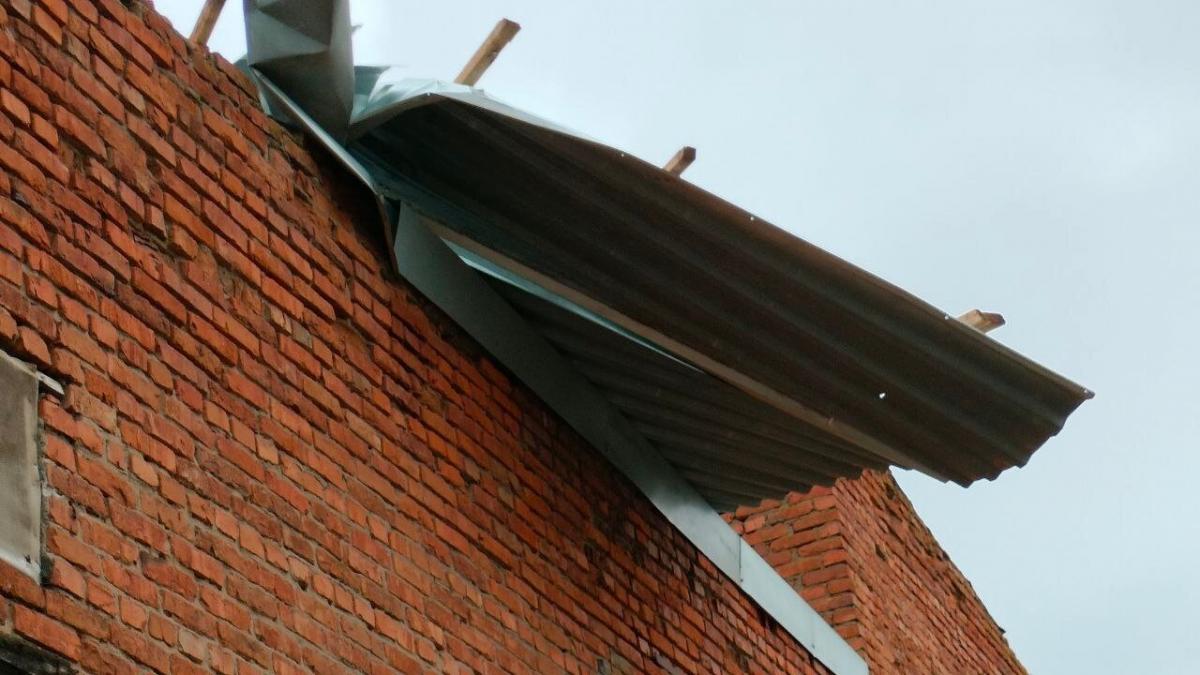 Шквалистый ветер сорвал крыши с нескольких школ Саратовской области