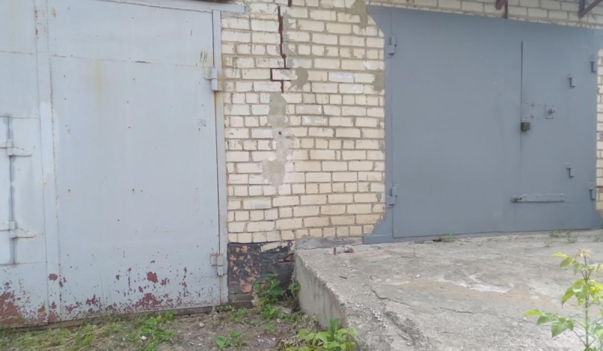 В запертом гараже нашли мертвых 15-летнюю девушку и 17-летнего парня