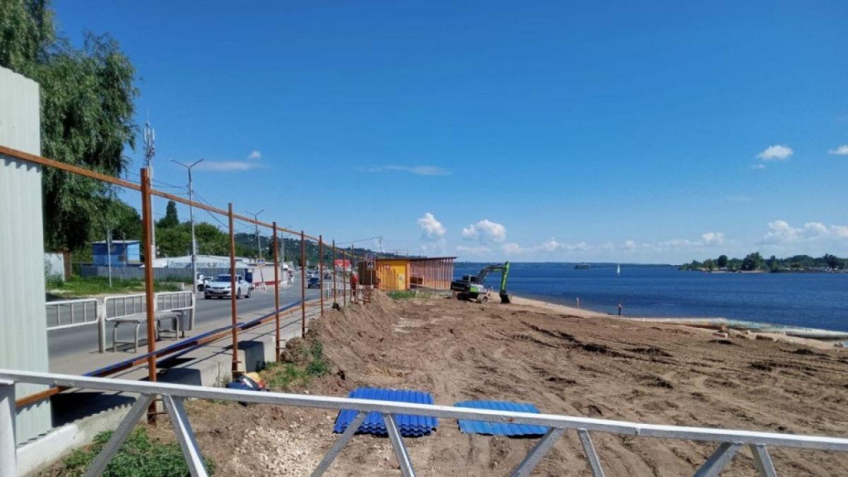 В Саратове строят лестницы и тротуары для нового пляжа в Затоне 