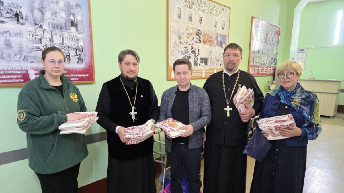 Представители Саратовской епархии передали подарки военнослужащим в госпитале