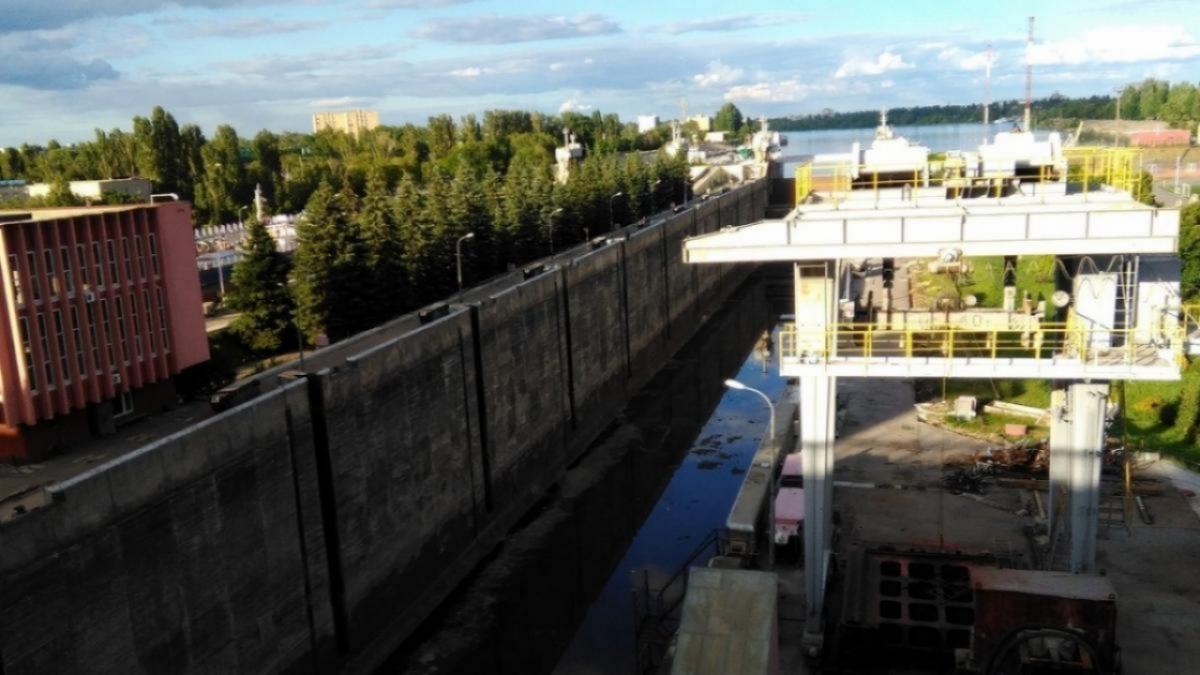 В городе Балаково спустили на воду сухогрузный теплоход «Могучий» в День Волги