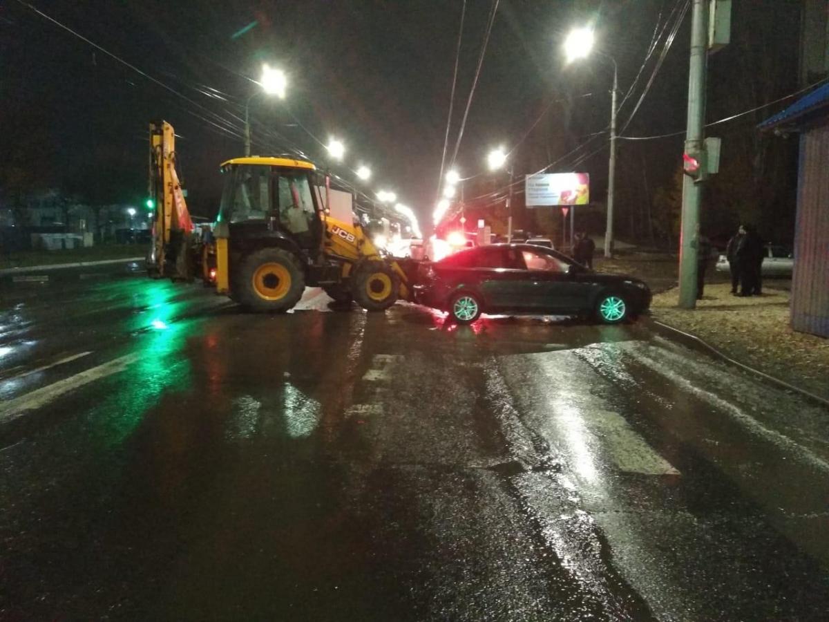 В Саратове «Мазда» врезалась в трактор – пострадала женщина и ребенок
