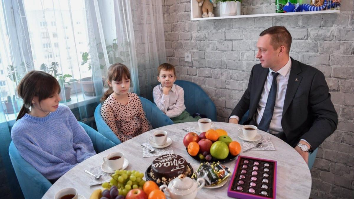 Губернатор Бусаргин проведал семью мобилизованного саратовца