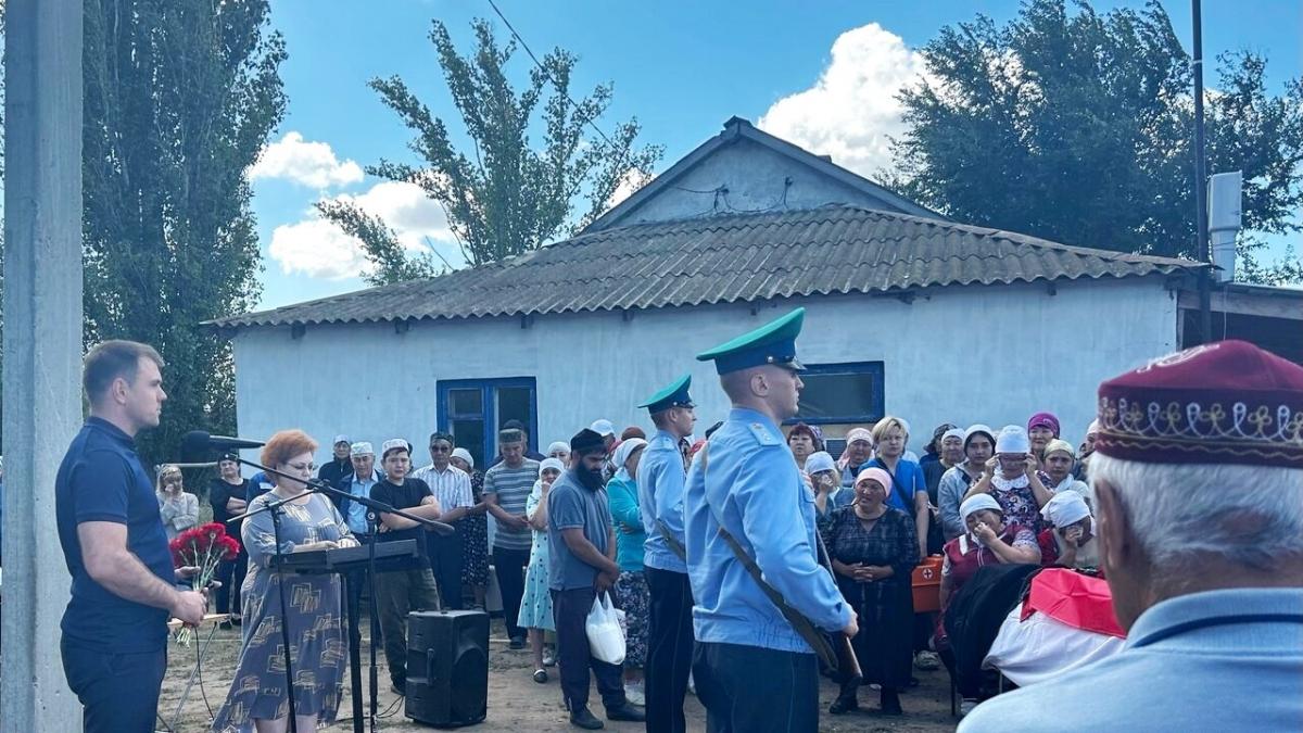 Под Саратовом простились с погибшим на СВО кавалером ордена Мужества