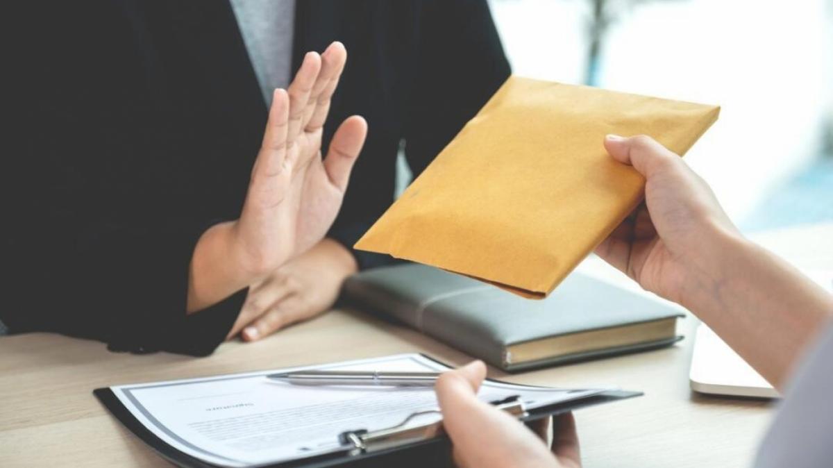 Саратовский Минздрав призвал жителей не давать взяток медработникам