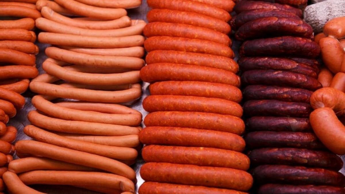Мясокомбинат Энгельса ищет фасовщиков сосисок на 170 тысяч