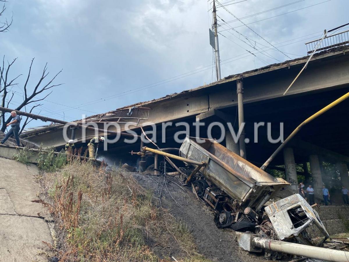 В Саратовском регионе остановлено движение поездов из-за падения грузовика  с путепровода на контактную сеть | 15.07.2021 | Саратов - БезФормата