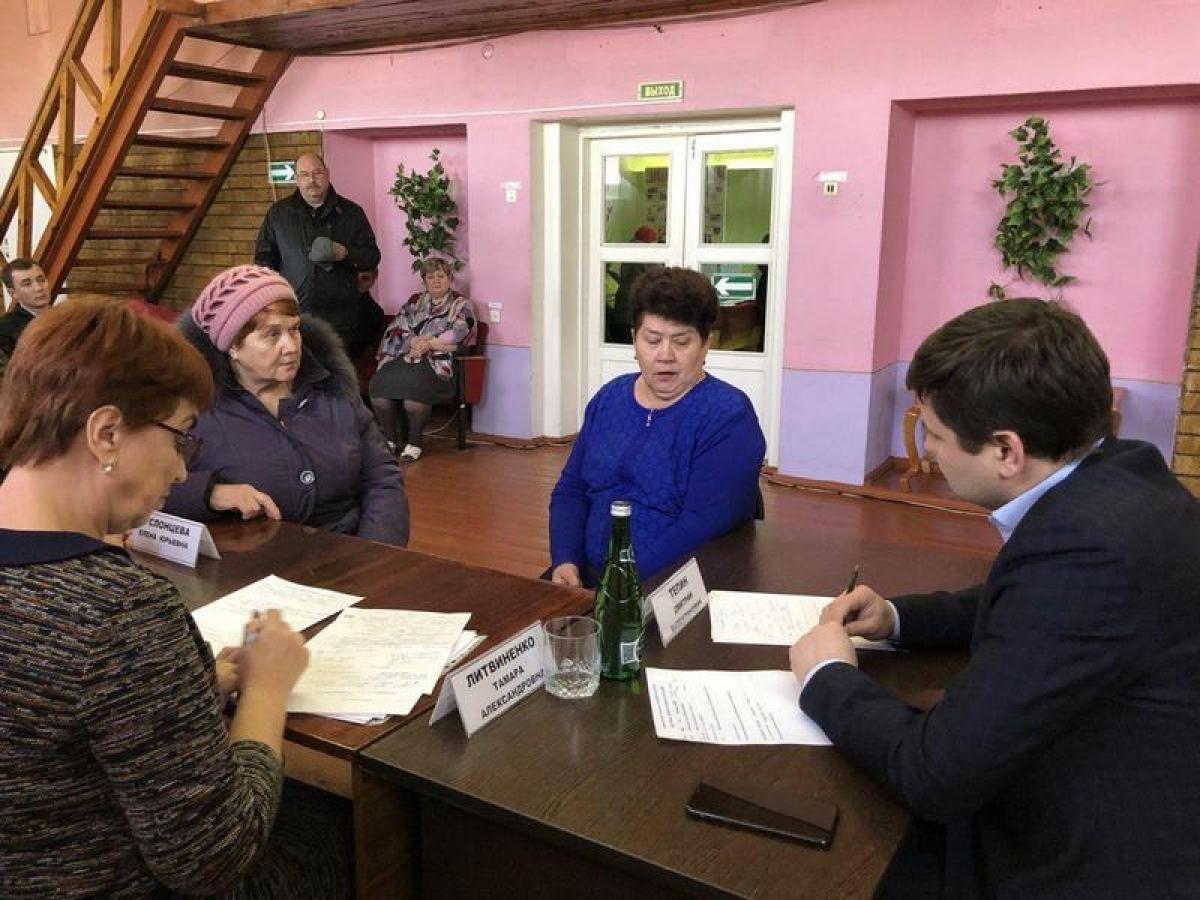 Жители Энгельсского района пожаловались Тепину на текущие крыши, затопленные подвалы и плохие дороги