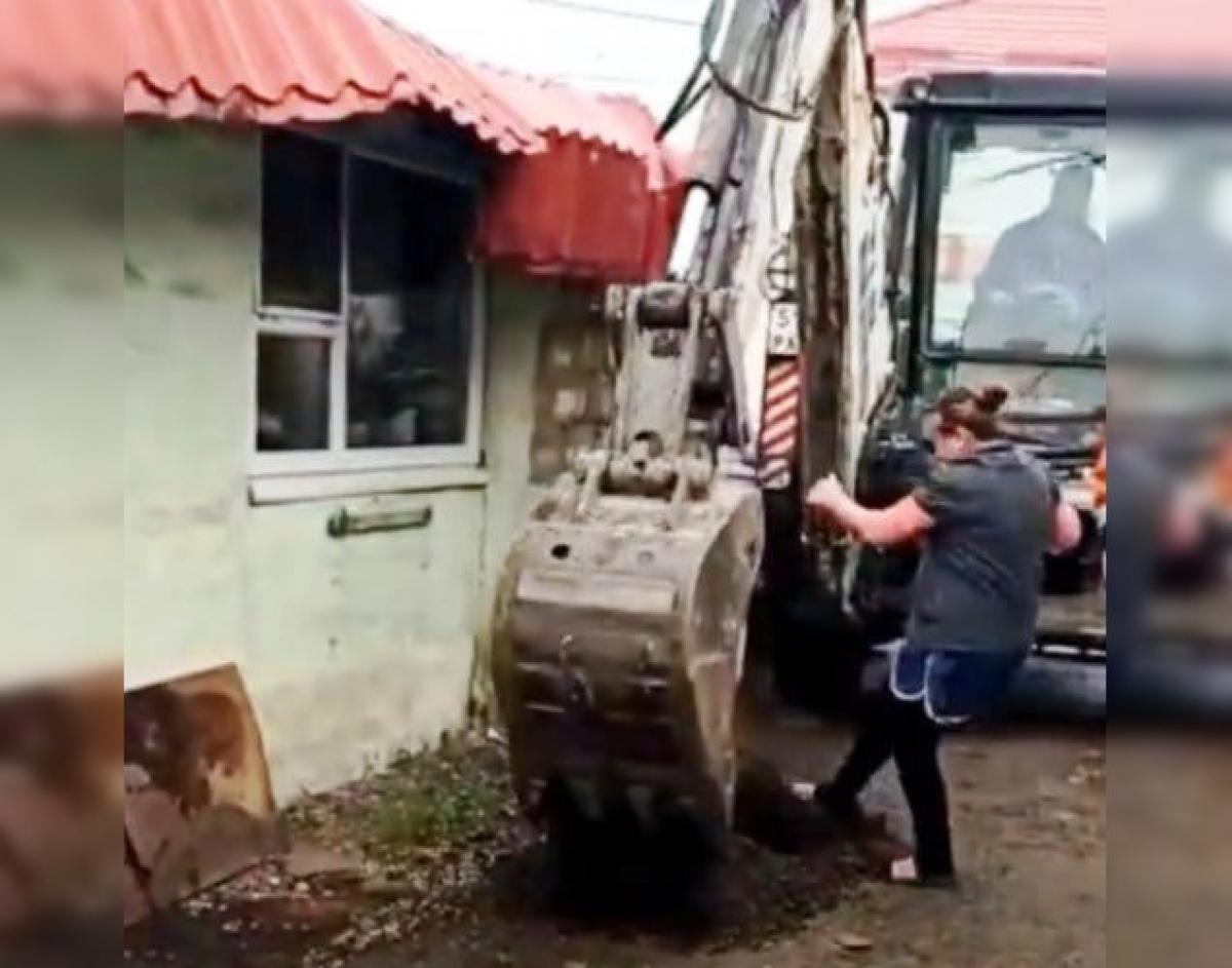 В Саратове женщина бросилась на экскаватор, когда специалисты «КВС» приехали отключать воду