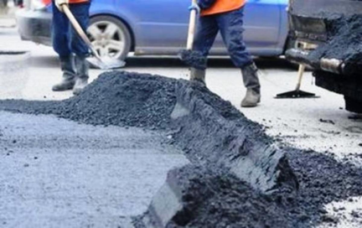Саратовские дороги ремонтируют дорогим способом