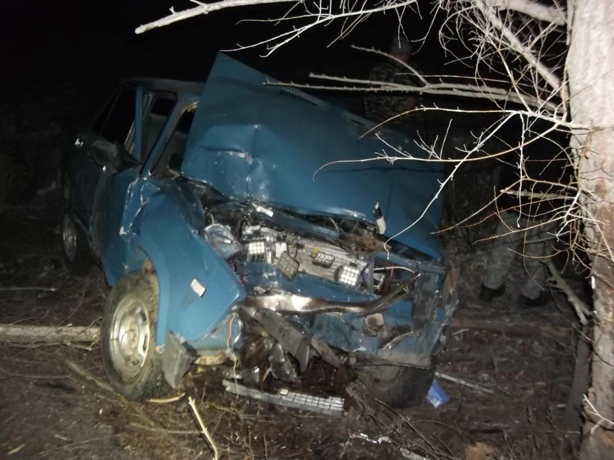 В Энгельсском районе водитель врезался в столб и погиб на месте