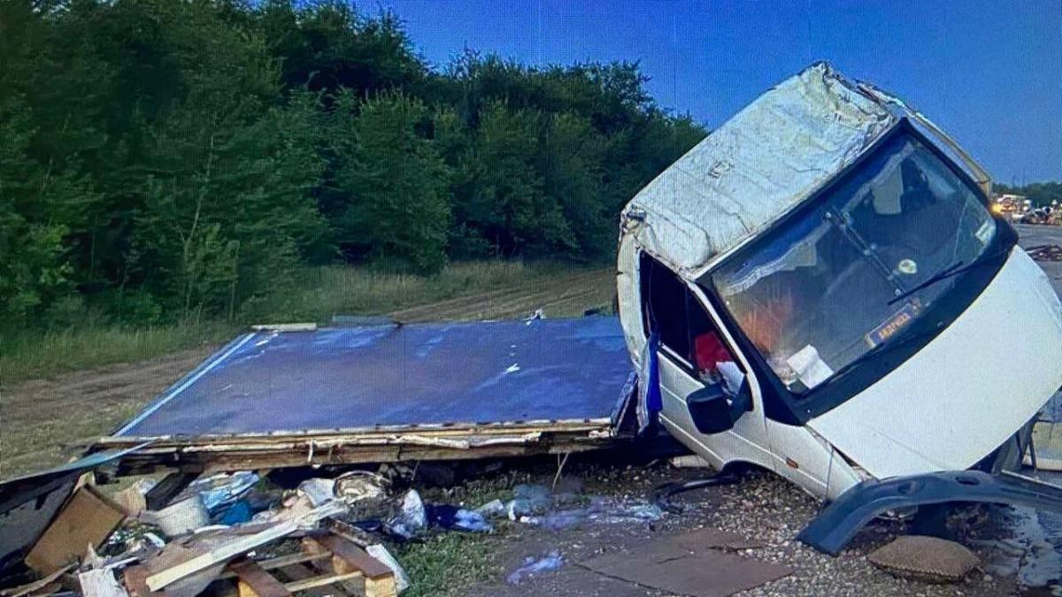 На саратовской трассе в лобовом столкновении ВАЗа и ГАЗа один водитель погиб, другой госпитализирован