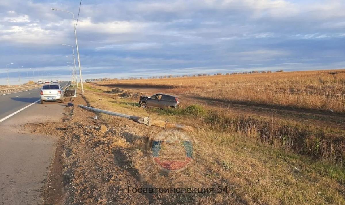 В Саратове 32-летний водитель «Калины» протаранил ночью столб и погиб