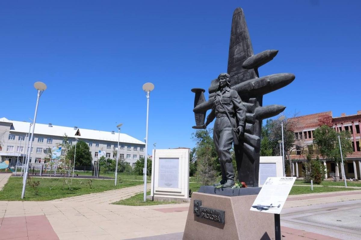 Саратовский депутат Калинин возложил цветы к памятнику Марины Расковой