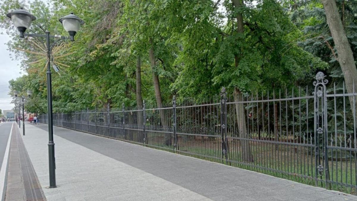 В Саратове демонтировали все баннеры с ограды сада «Липки»