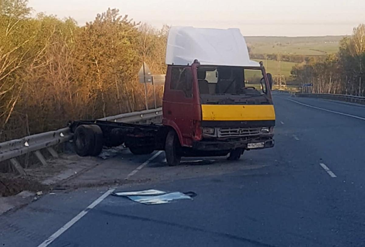 ДТП с грузовиком в Саратовской области: водитель вылетел через лобовое стекло