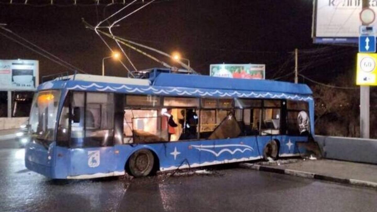 У моста Саратов - Энгельс троллейбус с пассажирами протаранил ограждение