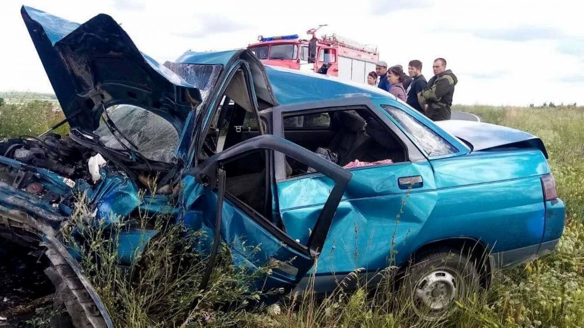 Под Саратовом после аварии водитель «десятки» скончался во время транспортировки 