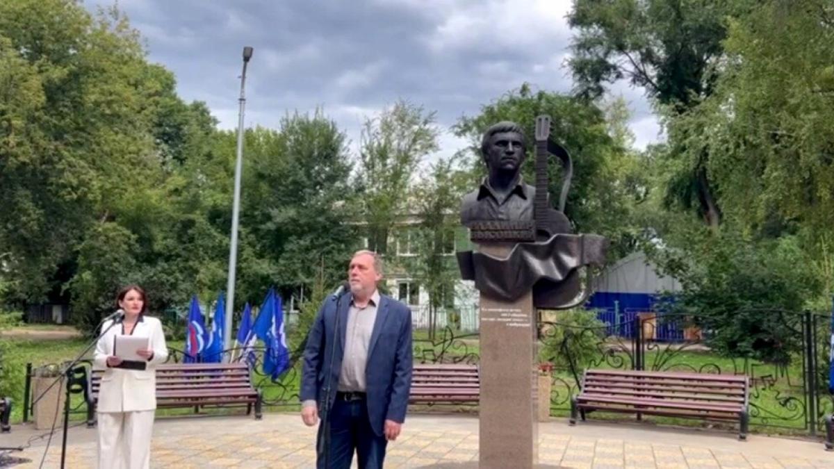 В Энгельсе открыли аллею бардов с памятником Высоцкому