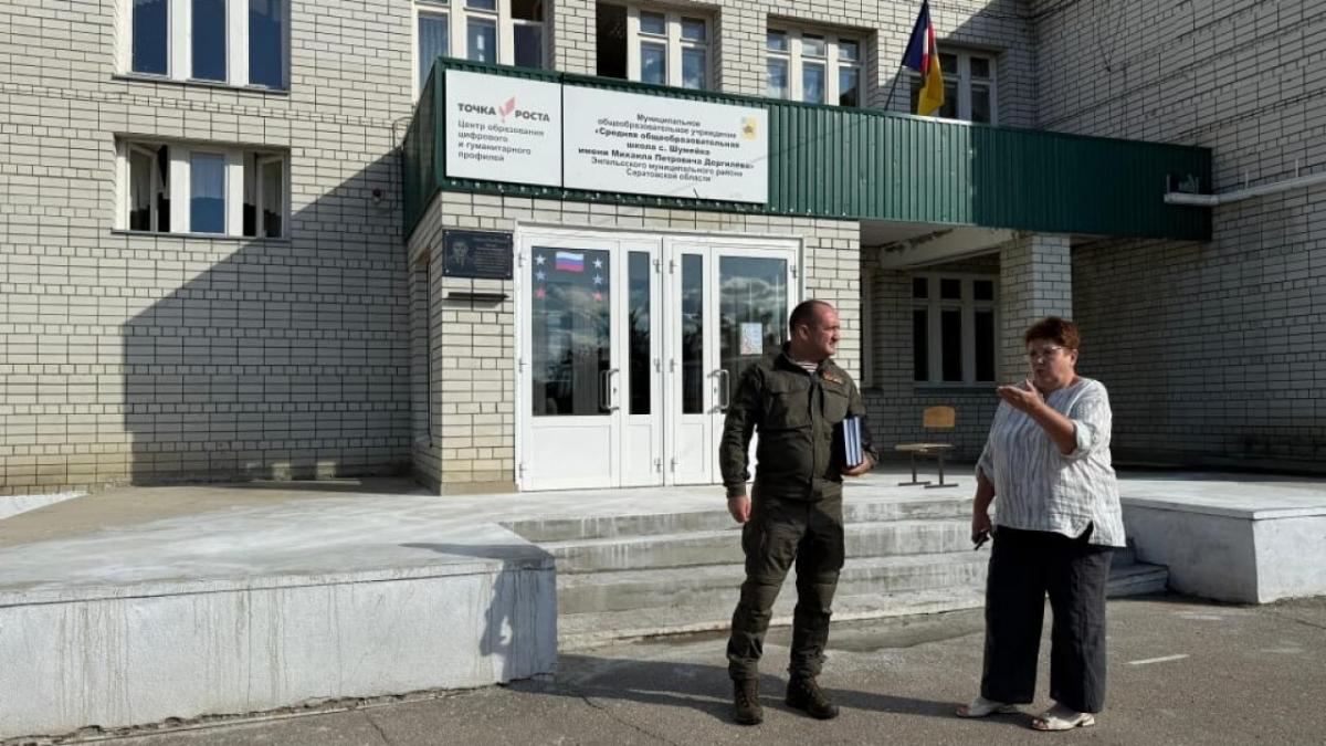 Депутат Калинин оказал помощь с ремонтом крыльца шумейской школы