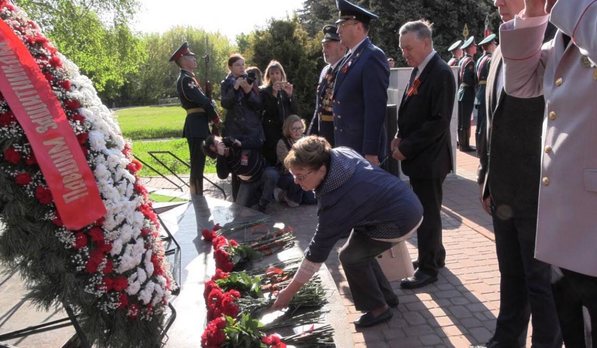 «Стыдно, что в этот день был явный перебор флагов партии власти»: депутат Госдумы – о возложении цветов на Воскресенском кладбище