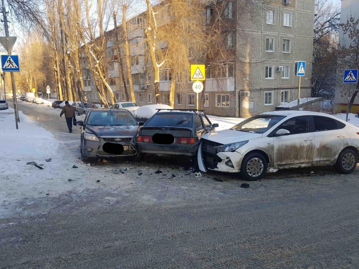 Тройное ДТП на Саперной в Саратове – есть пострадавший | 28.12.2021 |  Саратов - БезФормата