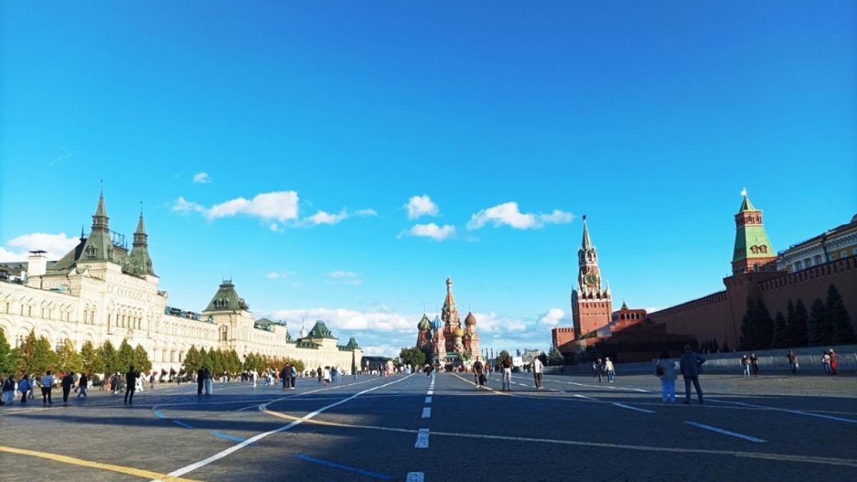 Зампред ВТБ сделал Минфину символический подарок