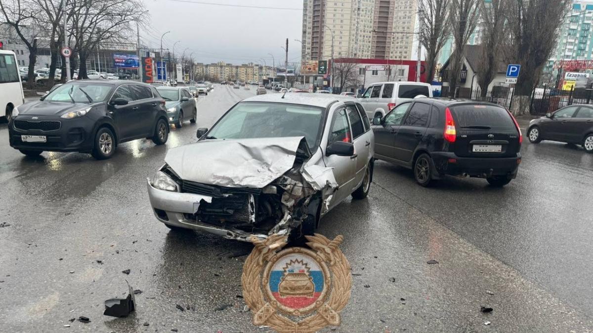 В Саратове водитель «Калины» покалечился в ДТП на Орджоникидзе | 27.03.2024  | Саратов - БезФормата