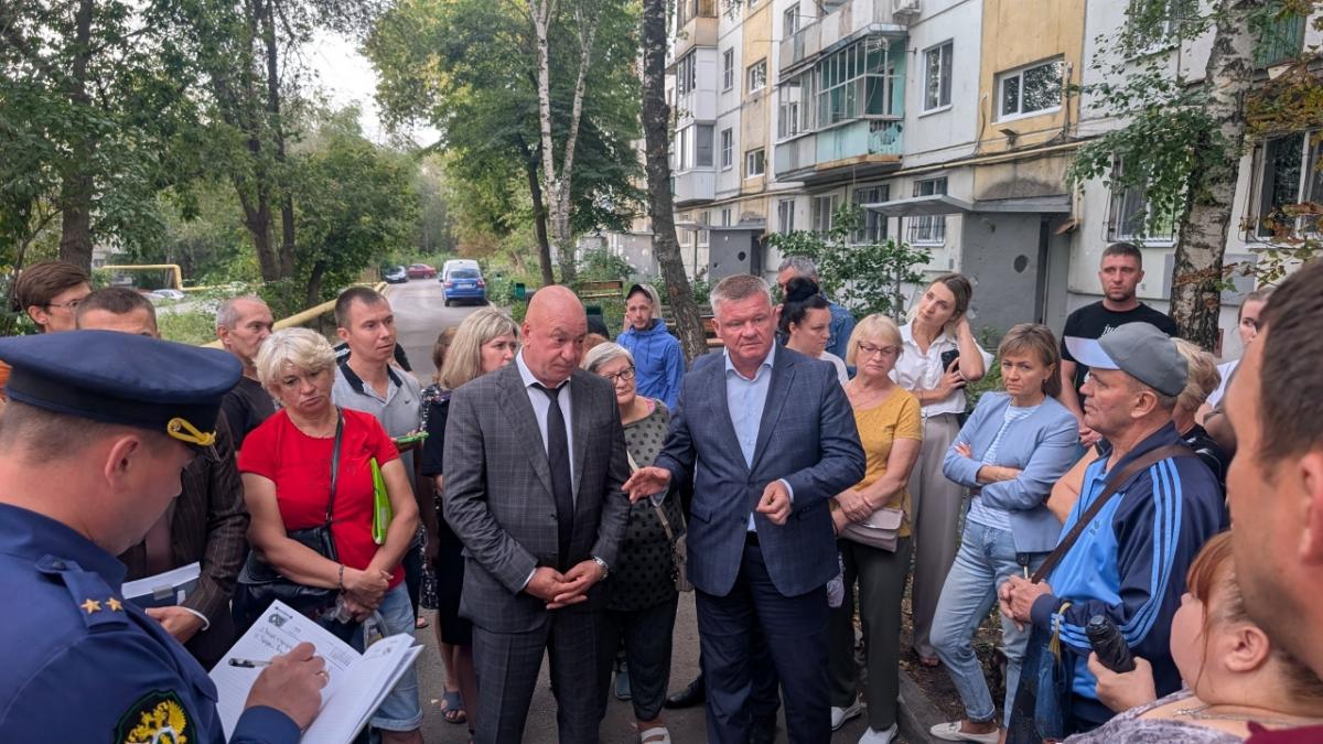 Исаев встретился с жильцами пострадавших от БПЛА домов на Брянской