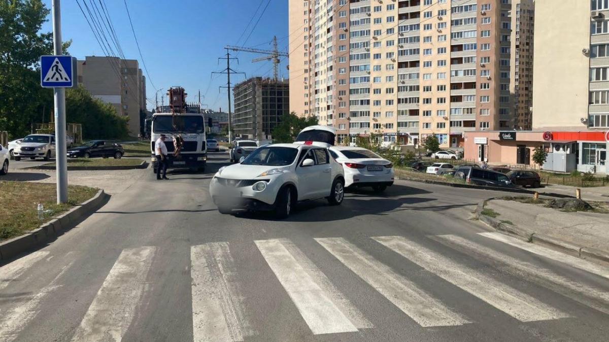 В Саратове на Лунной «Ниссан Жук» сбил пешехода